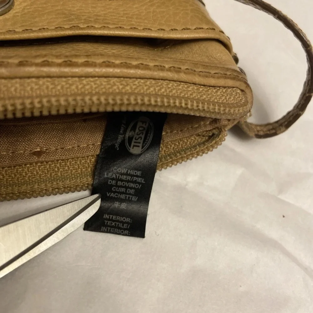 Fossil Women’s Leather Lined Flowers Logo Zip Around Wristlet Clutch SL4037. - Picture 9 of 11